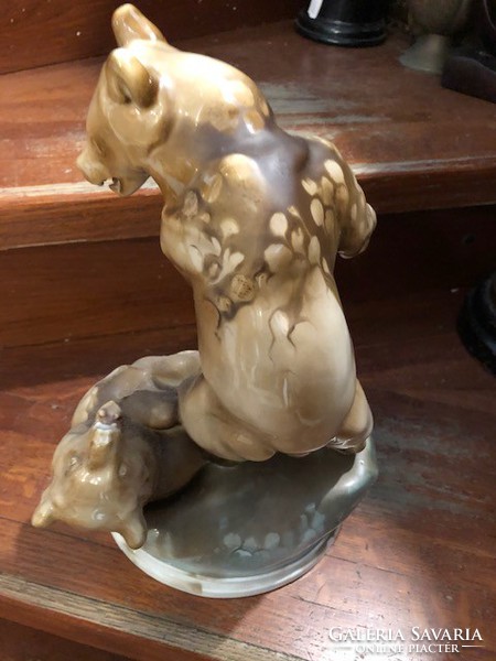 Zsolnay porcelán szobor, 30 cm-es magasságú, hibátlan darab.