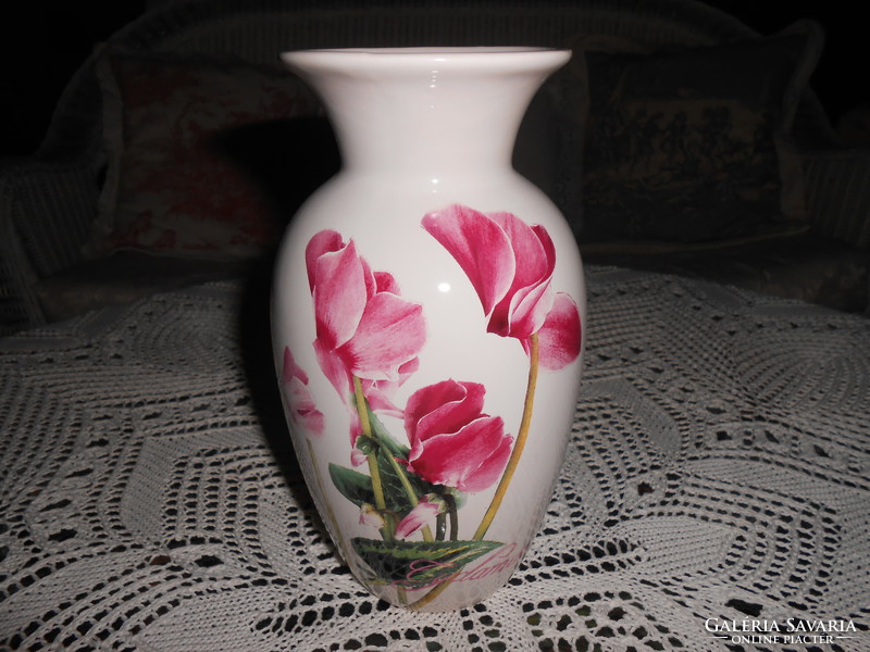 Meseszép, ciklámen virággal dekorált porcelánváza.
