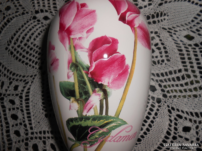 Meseszép, ciklámen virággal dekorált porcelánváza.