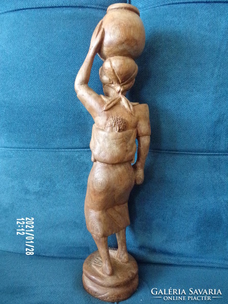 Vízhordó anya gyermekével - fából 34 cm