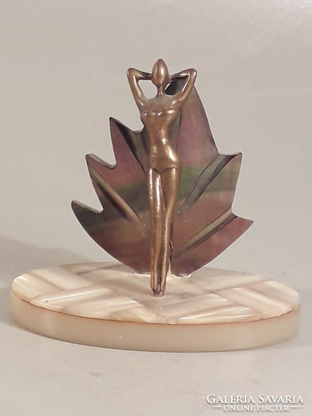 Réz vagy bronz női akt gyöngyház talpon miniatűr szuvenír vitrin dísz