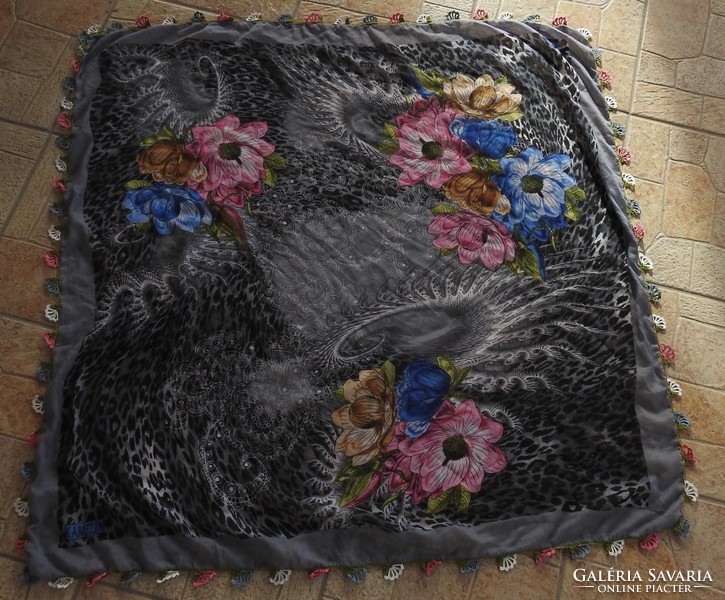 Tavirózsa mintás luxus selyemkendő a szélein horgolt díszekkel
