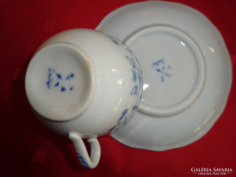 English porcelain, four-person coffee set with indigo blue pattern. He has!