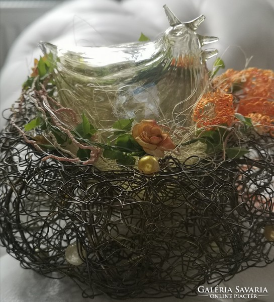 Húsvéti asztaldísz, fúj üveg madár, rézdrótos fészekben 15 cm