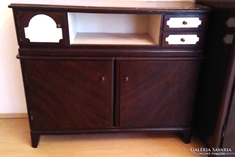 Egyedi gyártású fa hálószoba bútor , szekrény garnitúra : 1 db polcos,  1 db akasztós, 1 db  komód