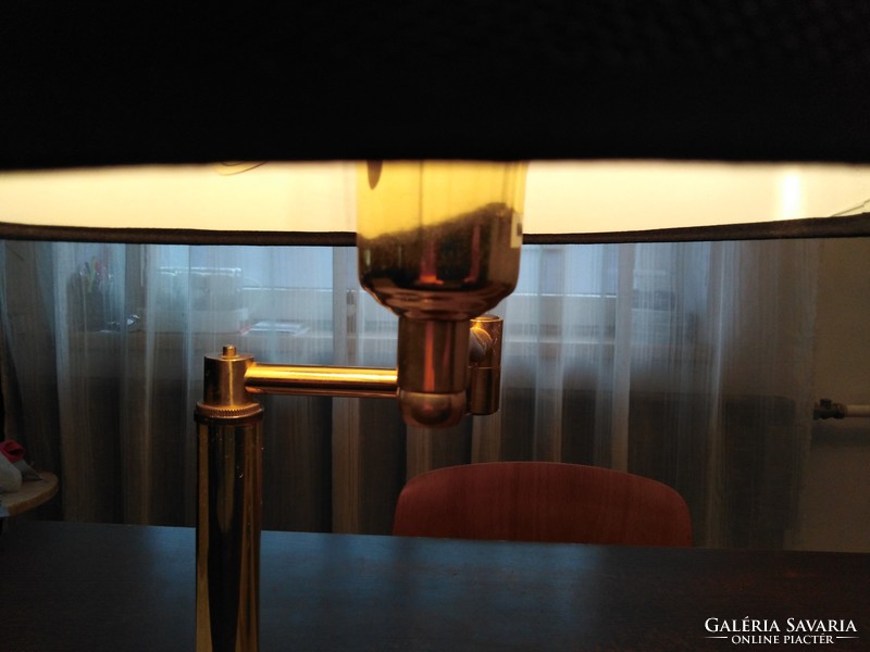 Klasszikus vonalvezetésű asztali lámpa, fekete búrával.