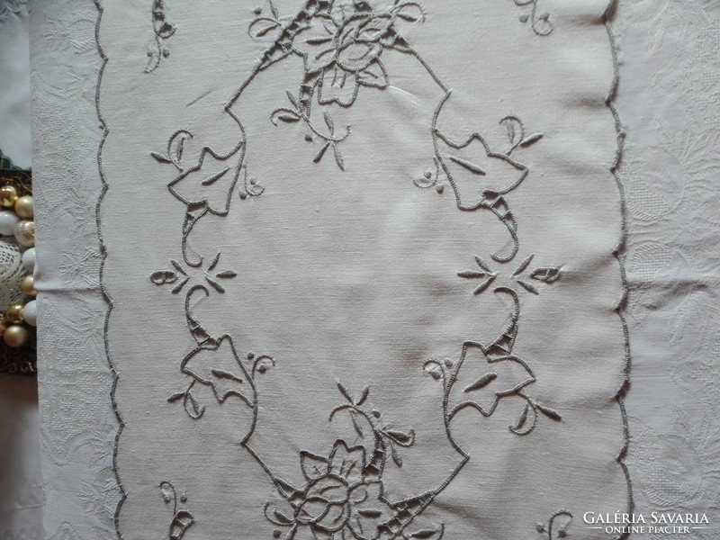 Kézzel hímzett terítő, tálcakendő, 28 x 40 cm