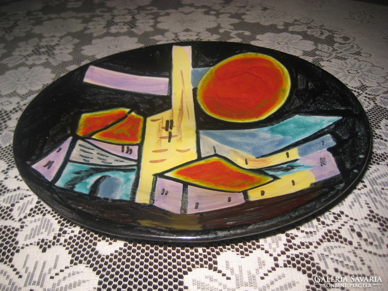 Györgyey Zsuzsa  / 1931- 2006 /  Retró tányér  a 60 as évekből , zsürizett  30 cm , nam javított