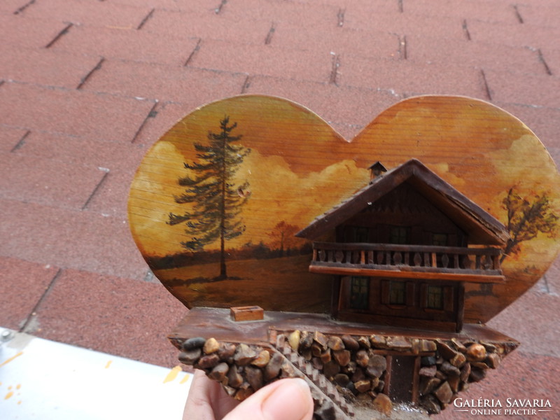 Antique unique handwork _ heart-shaped wall decoration house in the light of the setting sun