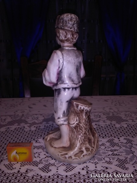 Szüretelő fiú - szobor, figura