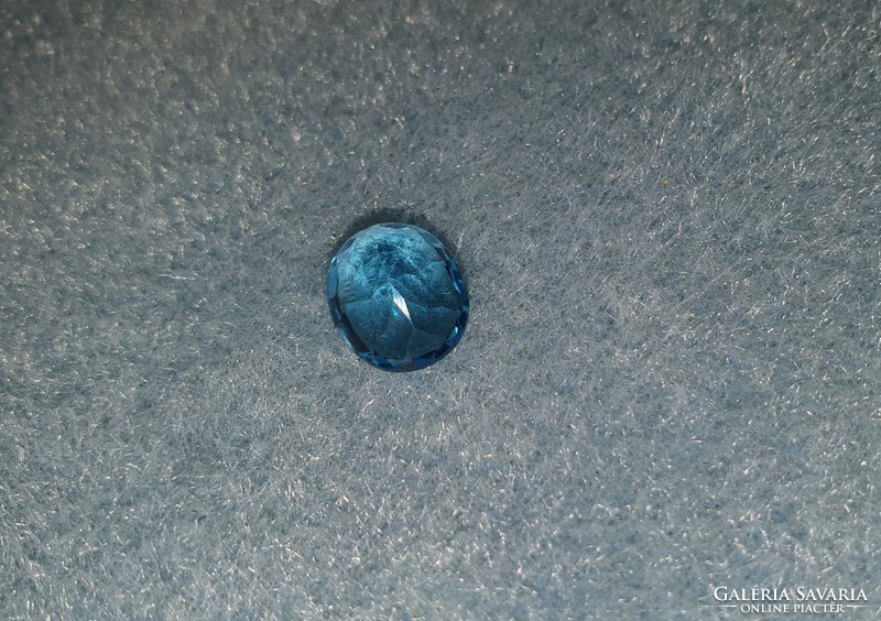 Beautiful blue topaz gemstone - new 11x9mm