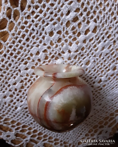 Faragott onix váza, kellemes világos színben, csodaszép mintázattal