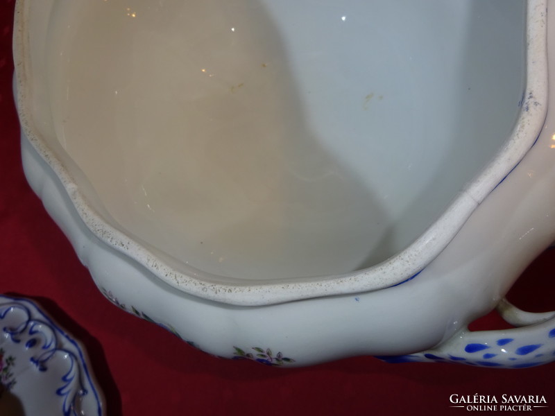 Cseh/német porcelán antik leveses tál, nagyméretű. Talpas, kék füllel, színes virágokkal. Vanneki!