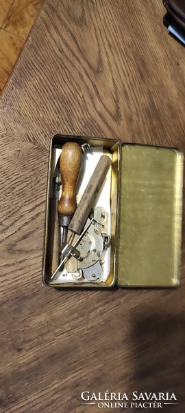Singer eredeti fém doboz,varrógép tartozékokkal , különleges antik darab