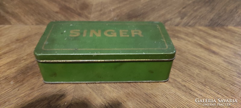 Singer eredeti fém doboz,varrógép tartozékokkal , különleges antik darab