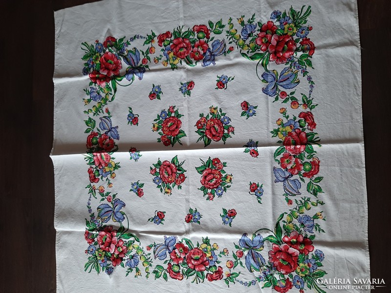 Rose-patterned old tablecloth 127 x 120 cm kept in a beautiful condition in a closet