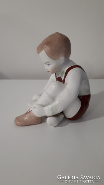 Öltöző kisfiú aquincumi porcelán