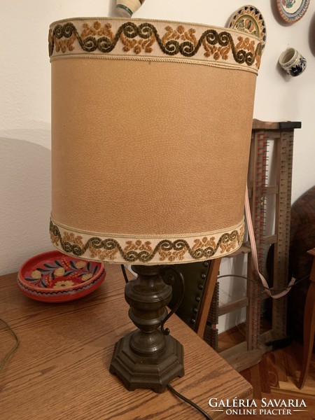 Impressive copper table lamp with a nice oval shade
