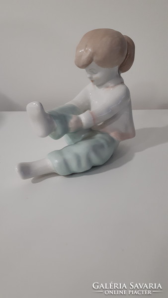 Öltöző kislány aquincumi  porcelán