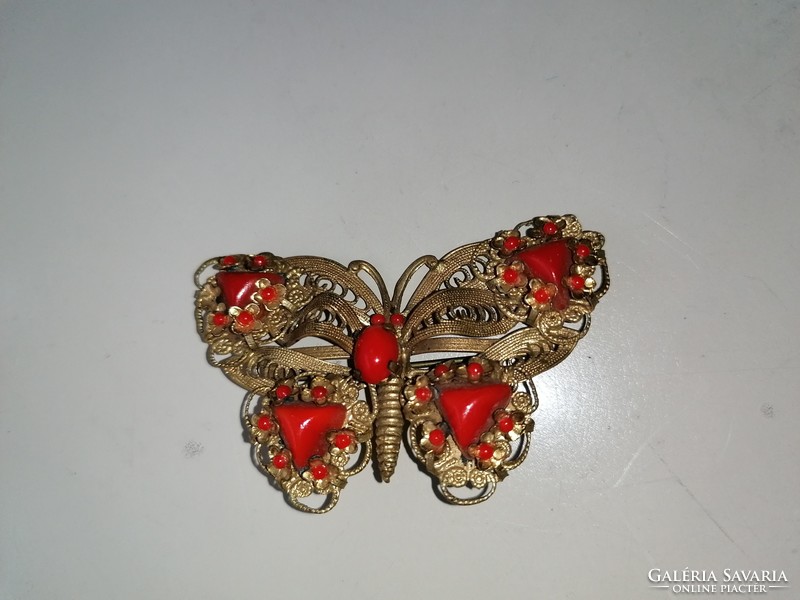 Lepke, pillangó alakú bross kitűző piros színű kövekkel díszítve 