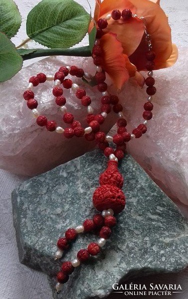 Valódi egyedi különleges korall-igazgyöngy nyaklánc cinnabarit amulettel