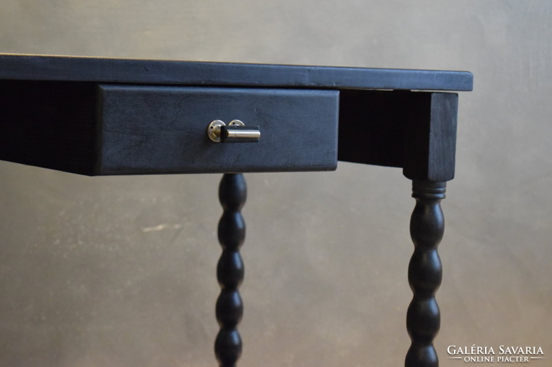 Fekete színű antik női íróasztal, különlegesen felújított, selyemfényűre polírozva