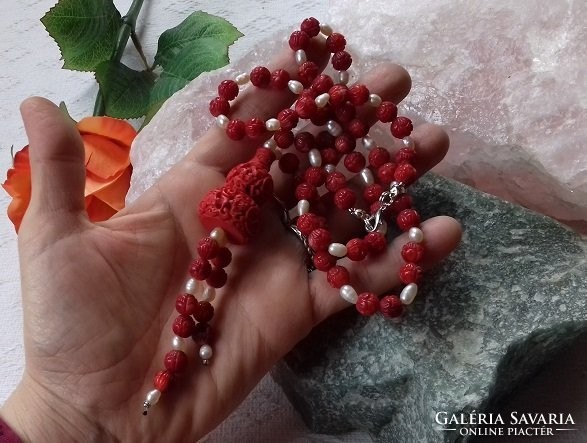 Valódi egyedi különleges korall-igazgyöngy nyaklánc cinnabarit amulettel