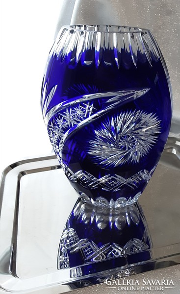 Királykék ólomkristály váza, gazdagon díszített, kézi csiszolás, egyedi, különleges, vitrin minőség