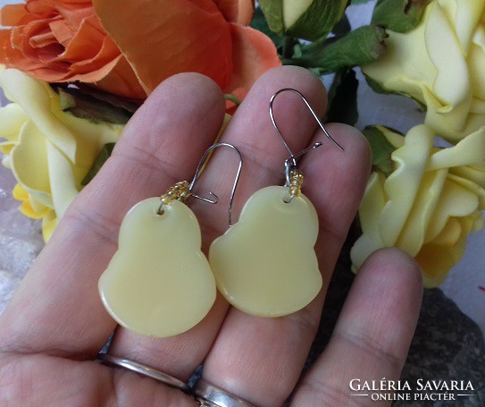 Quality sun yellow buddha earrings made of yellow jade effect glass