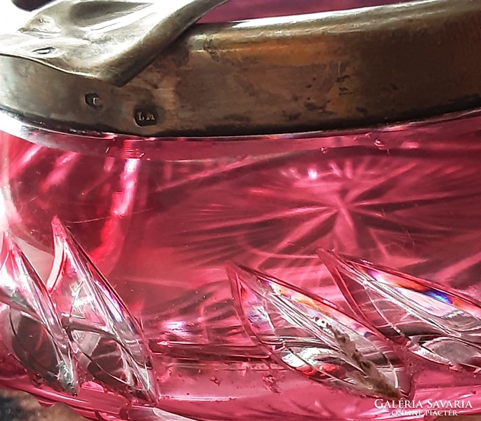 Rubinvörös színben pompázó antik kristály hamutál, régi, jelzett ezüst peremmel