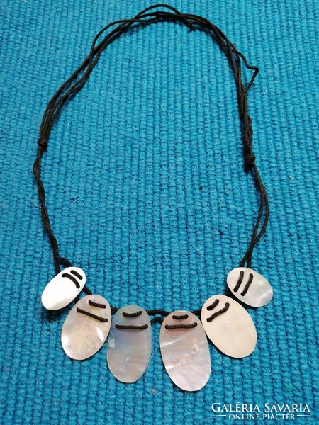 Pearl necklaces (375)