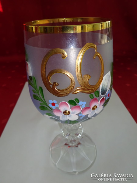 Kézzel festett, talpas, kristályüveg pohár, 60. születésnapra. Arany szegéllyel, virágmintával. Vann