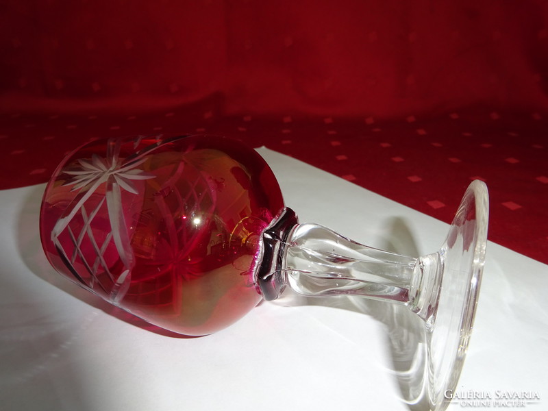 Kristályüveg talpas pohár, bordó színű, magassága 11,5 cm. Vanneki!