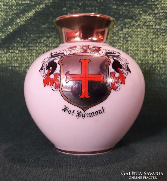 Coat-of-arms porcelain vase