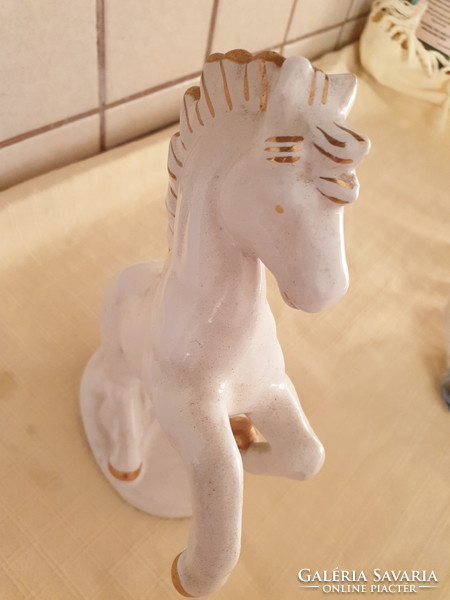 Ágaskodó ló. Gyönyörű porcelán paripa eladó! 