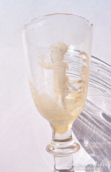 Jelenetes, szakított üveg, röviditalos pohár