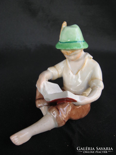 Kőbányai porcelán könyvet olvasó fiú