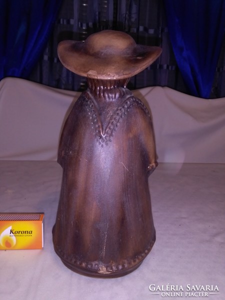 Kerámia paraszt ember subában, kalapban - 24 cm-es szobor