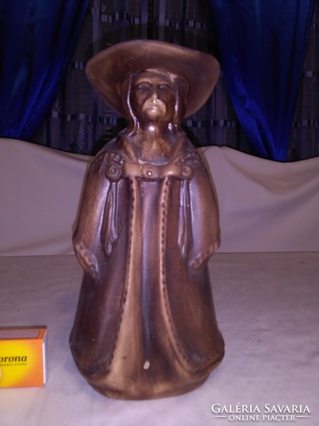 Kerámia paraszt ember subában, kalapban - 24 cm-es szobor