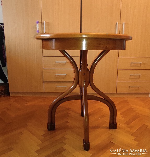Antique thonet, tonet, tonet, round table in beautiful condition.Massive, condition, art nouveau art deco