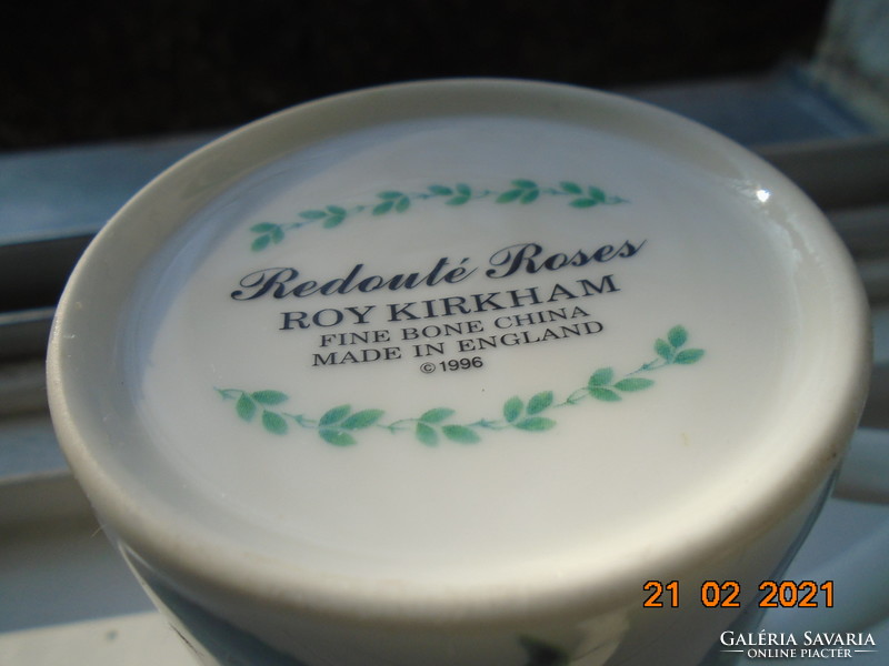 Premium quality rose mug made of fine porcelain from Roy Kirkham's redouté roses series