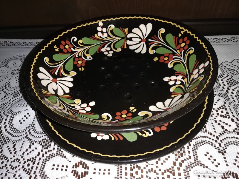 Virágmintás, mázas kerámia tányér és szűrős tál