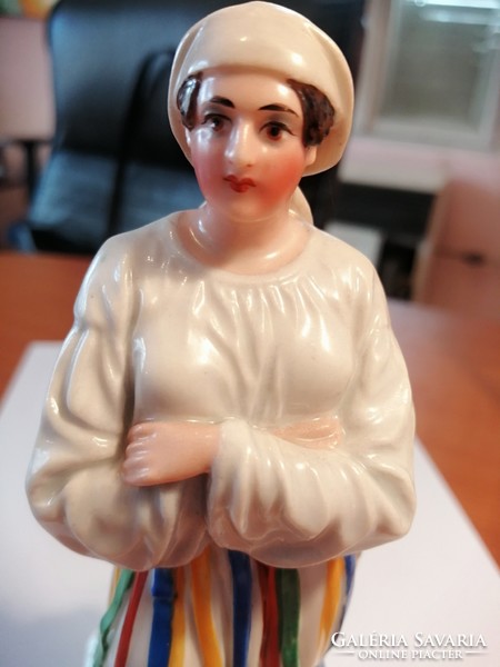 Neorokokó porcelán figura