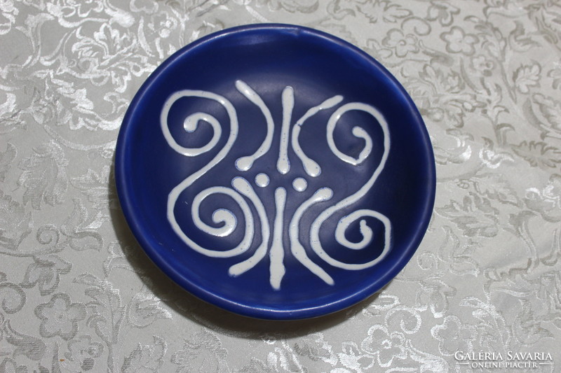 Kék színű, fehér mintás  tányér