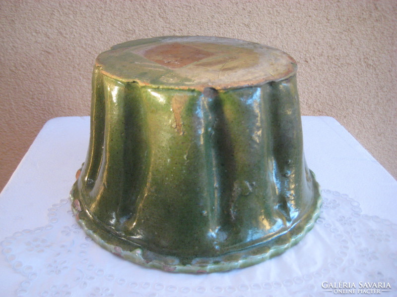 Régi kuglóf sütő  , egy javított  repedéssel , zöld színben   25 x 13 cm