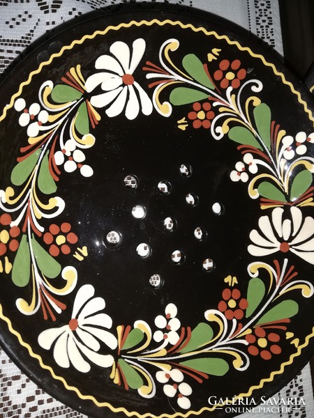 Virágmintás, mázas kerámia tányér és szűrős tál