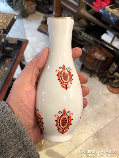 Hollóházi porcelán váza, 17 cm magas, ritkaság.