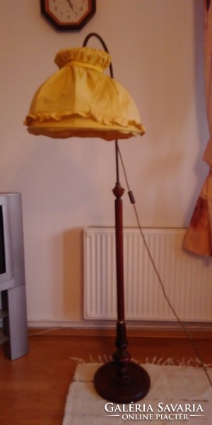 RUSZTIKUS VINTAGE RÉZ - FA  ÁLLÓLÁMPA, állítható magasságú ,hangulatos sárga textil búrával