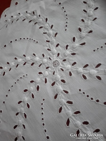 Special, embroidered tablecloth made of Madeira, 28 cm in diameter