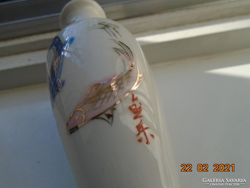 Japán kézzel festett,aranykontúrozott kék és rózsaszín koi hal mintával, kézzel  jelzett váza